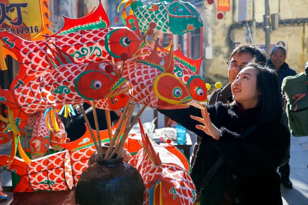 Parade lampion berbentuk ikan digelar di Anhui