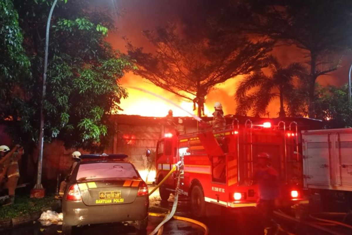 Kebakaran landa rumah di kawasan padat penduduk Kemayoran, 29 unit damkar dikerahkan