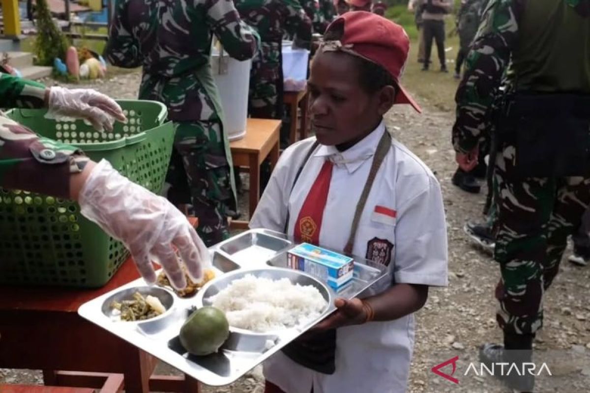 Pasukan Kostrad gelar MBG untuk siswa di Distrik Sugapa Papua