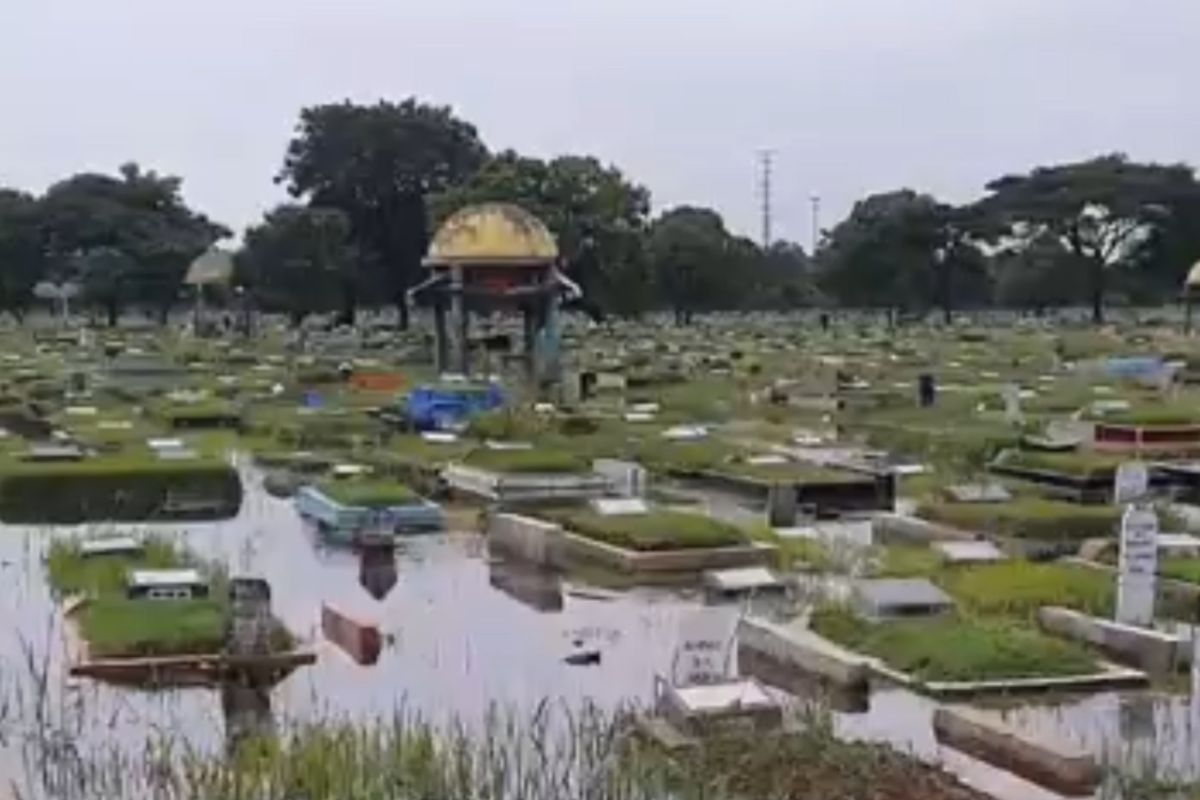 Ratusan makam di TPU Semper terendam banjir