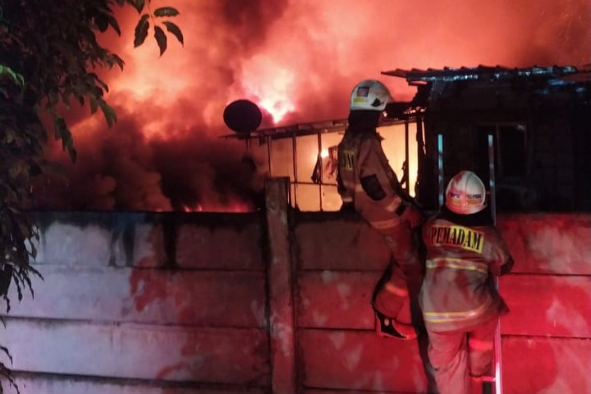 Petugas masih tangani kebakaran rumah di Kemayoran Gempol