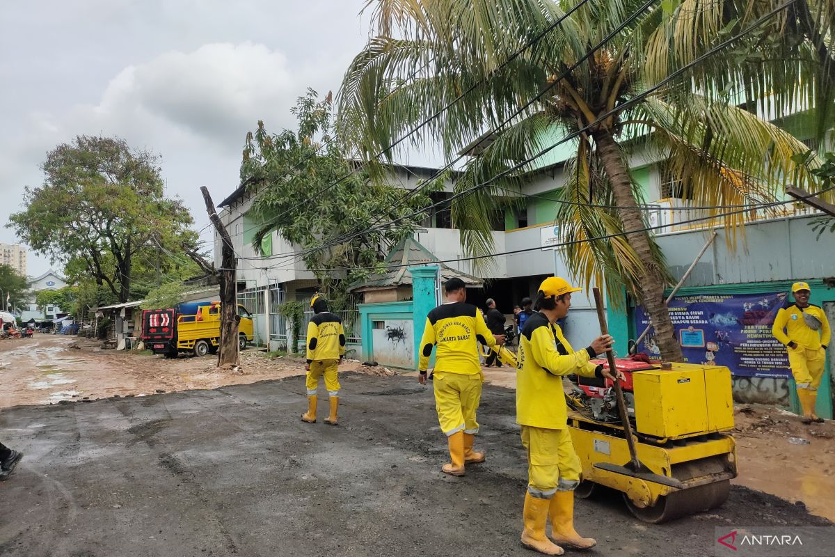 Bina Marga Jakbar perbaiki jalan menuju SMK Cengkareng 2 setelah viral