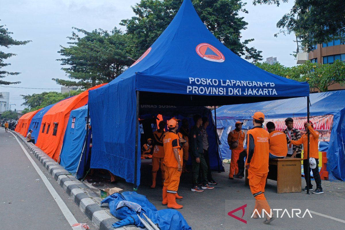 Pemkot Jakpus dirikan tenda bagi pengungsi kebakaran di Kemayoran