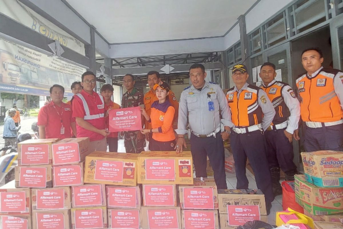 Alfamart beri bantuan warga terdampak bencana alam di Kendal