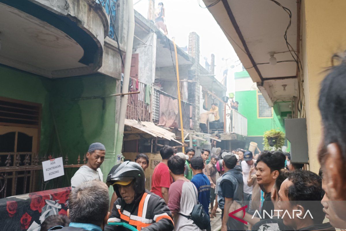 Warga bersama petugas berjibaku padamkan kebakaran di Mangga Dua