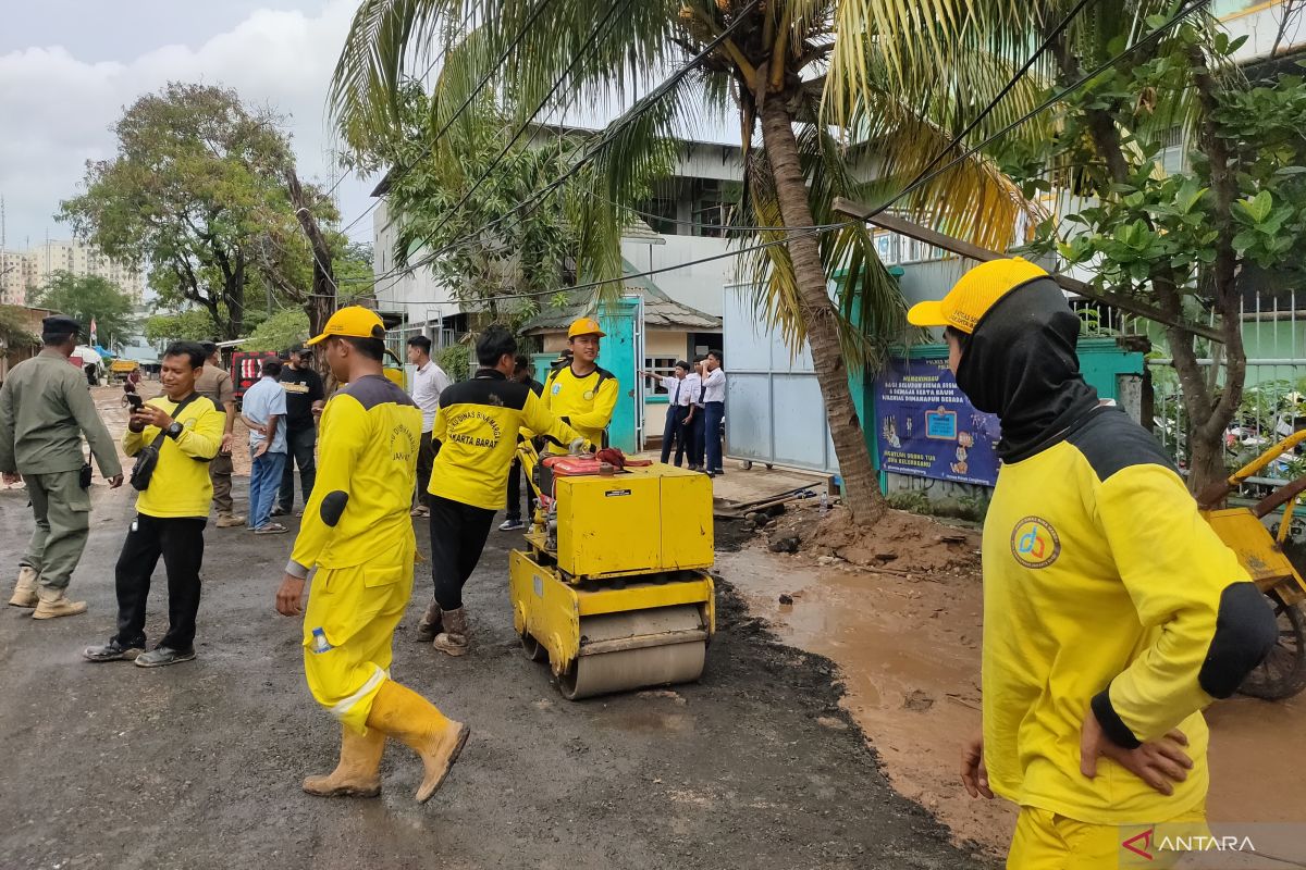 Jalan ke SMK Cengkareng 2 yang viral sering sebabkan siswa tergelincir