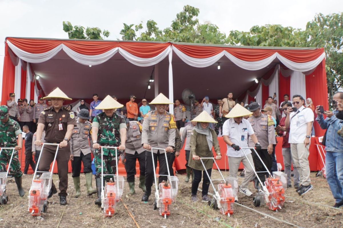 Polresta Sidoarjo tanam jagung dukung Astacita Presiden