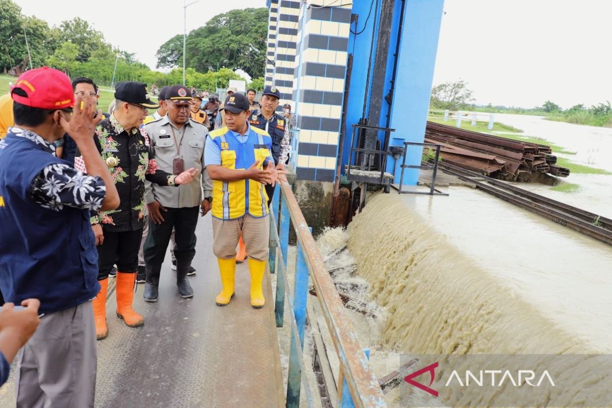 Pintu Bendung  Wilalung Kudus mengarah ke Sungai Juwana dibuka