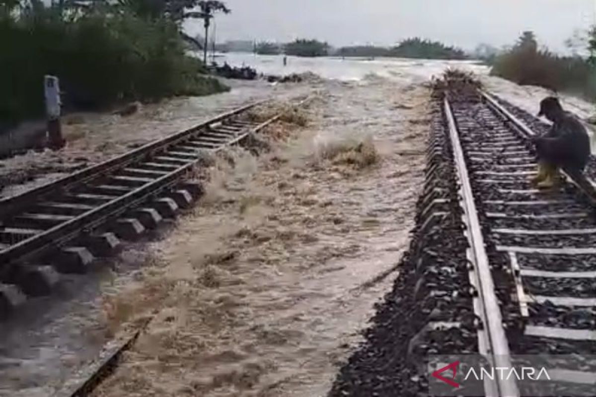 Banjir di Grobogan, rel kereta api Semarang-Surabaya terendam