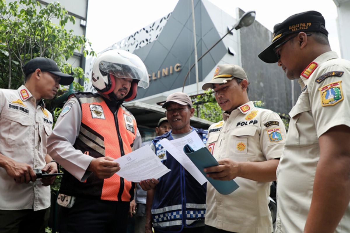 Jaksel berikan surat edaran dan pasang spanduk untuk cegah parkir liar