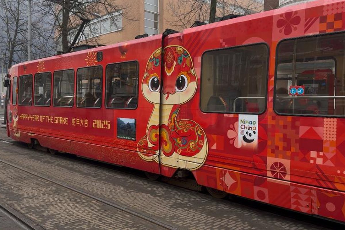 Trem  di Den Haag, Belanda, berhias sambut tahun baru Imlek 2025