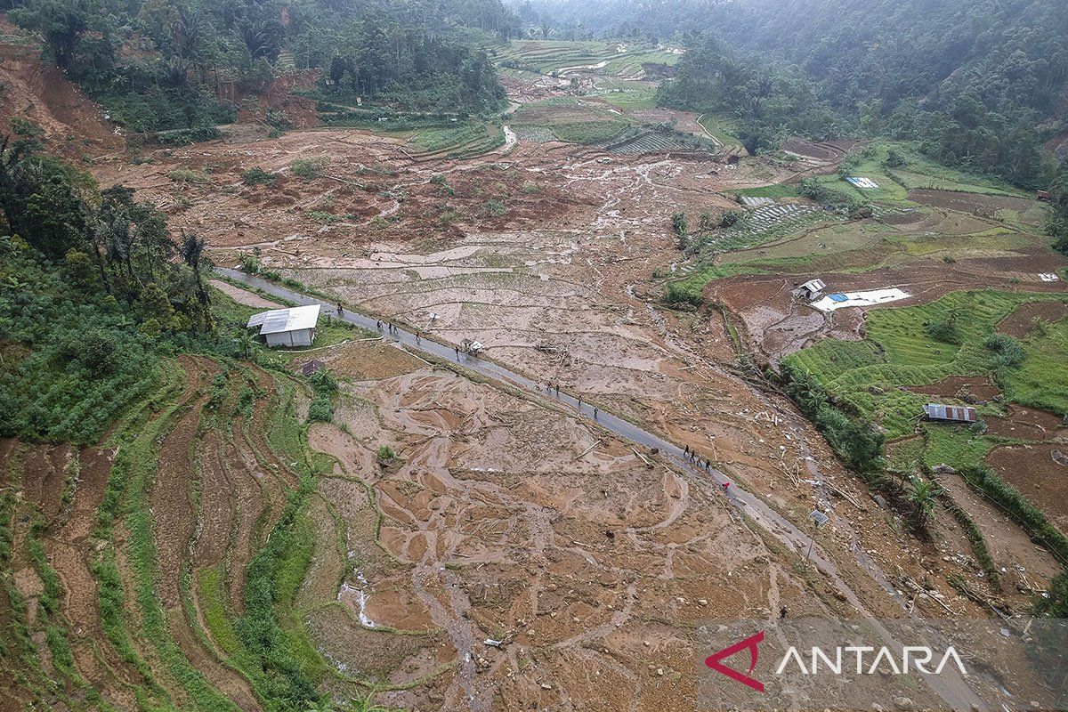 Longsor Pekalongan menewaskan 20 orang