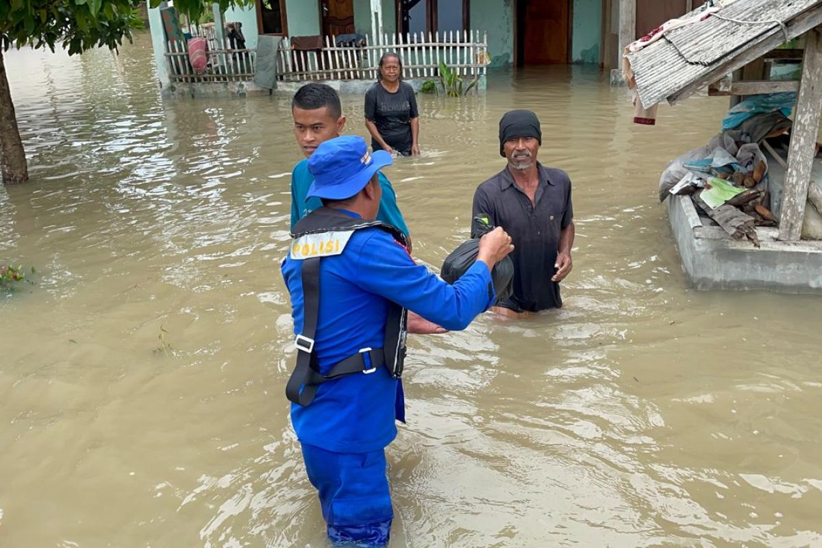 Personel gabungan bantu evakuasi korban banjir di Lampung Selatan