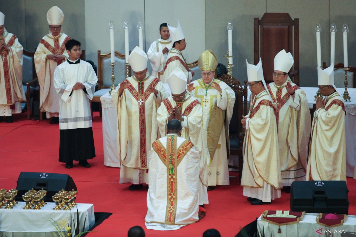 Mgr Agustinus Tri Budi ditahbiskan sebagai Uskup Keuskupan Surabaya