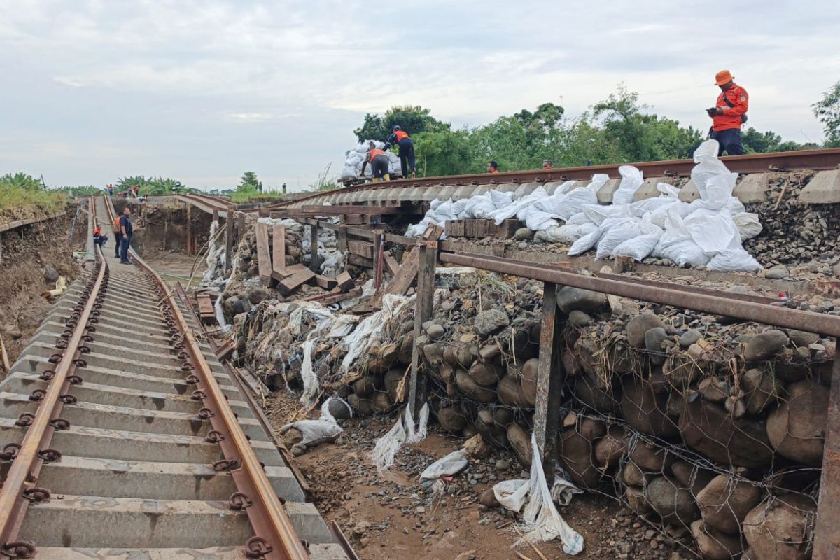 Jalur KA di wilayah Grobogan  masih terputus akibat banjir