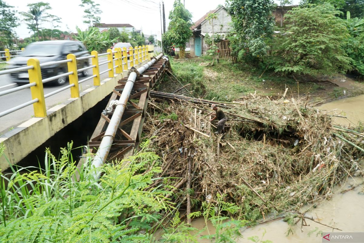 Jembatan tersumbat sampah bambu di Tulungagung