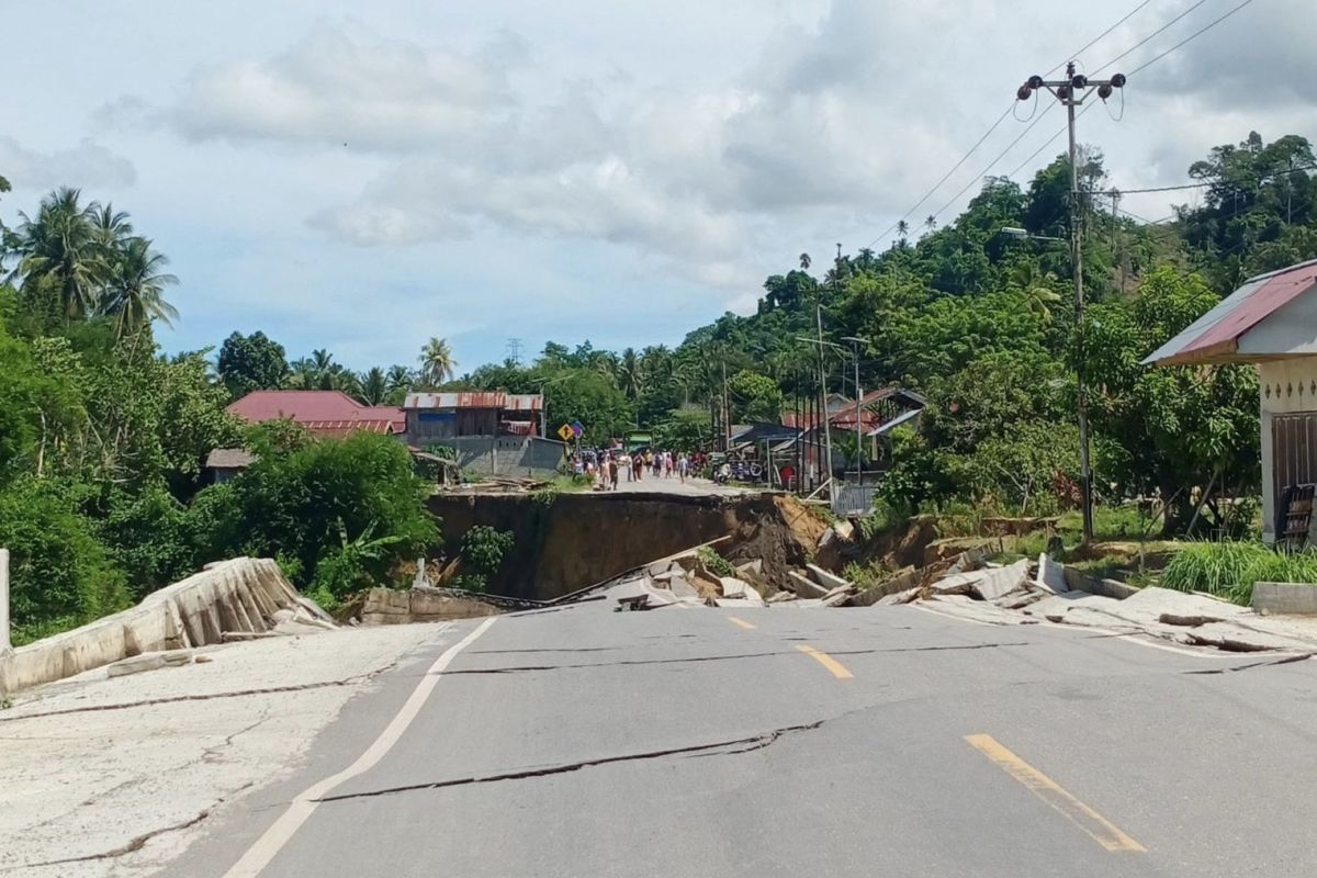 Longsor, Jalan Trans Sulawesi di Poso terputus Kamis pagi