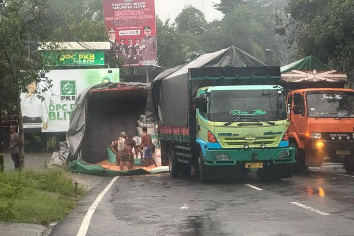 Polisi Blitar evakuasi truk gandeng muatan jagung terguling