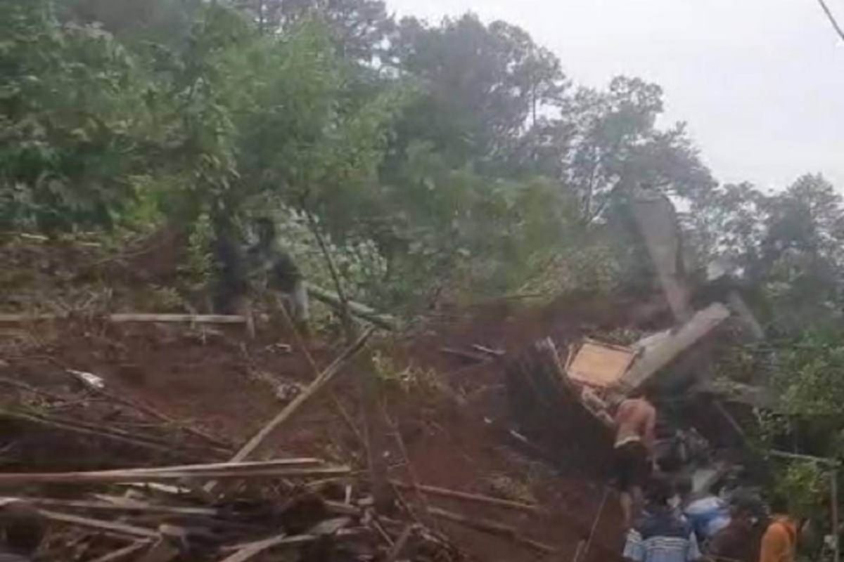 BPBD Jombang cari 2 warga diduga tertimbun tanah longsor Kamis pagi