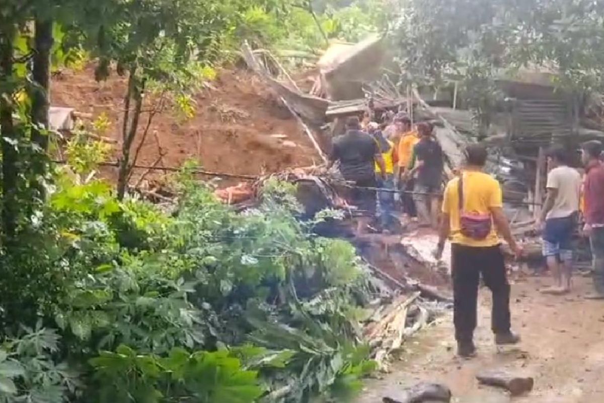 BPBD Jombang datangkan alat berat cari korban diduga tertimbun longsor