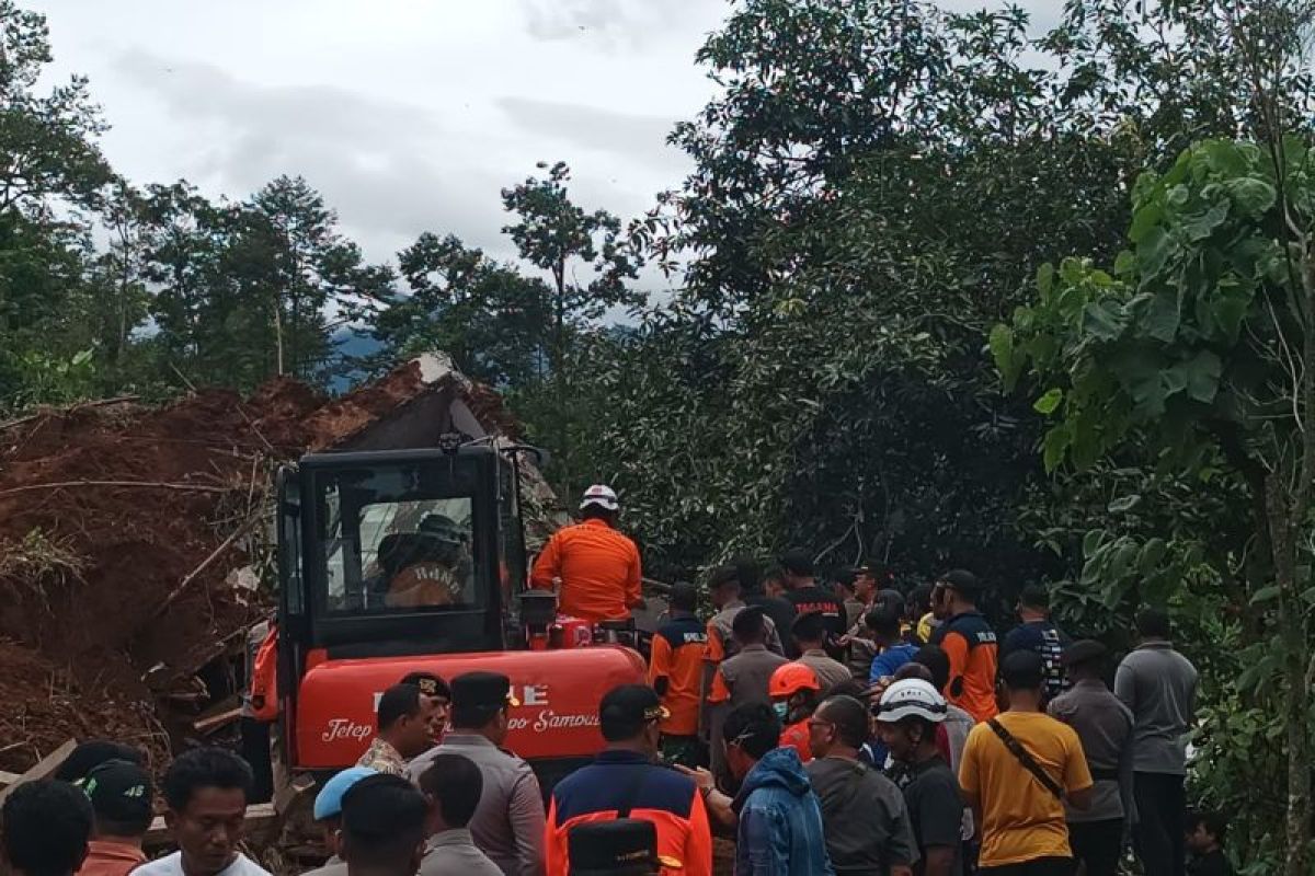 Satu korban tertimbun longsor di Jombang ditemukan