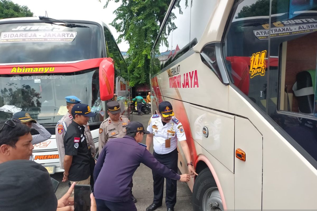 Jelang Imlek, puluhan bus jalani 