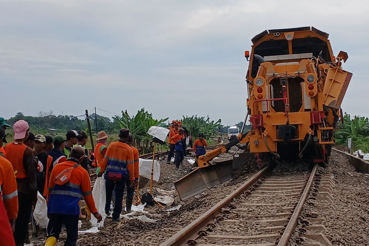 29 perjalanan KA masih dialihkan akibat jalur rel di Grobogan terputus