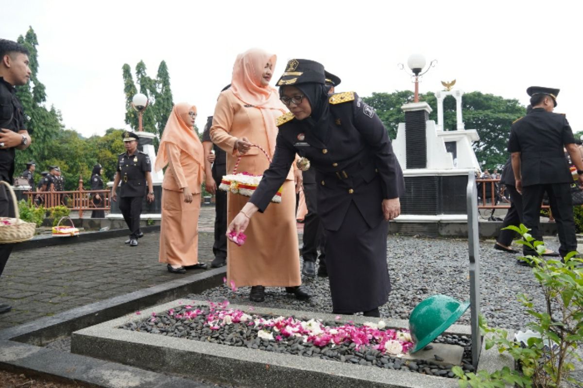 HB Imigrasi, utusan Kemenkum Jateng hadiri tabur bunga di TMP