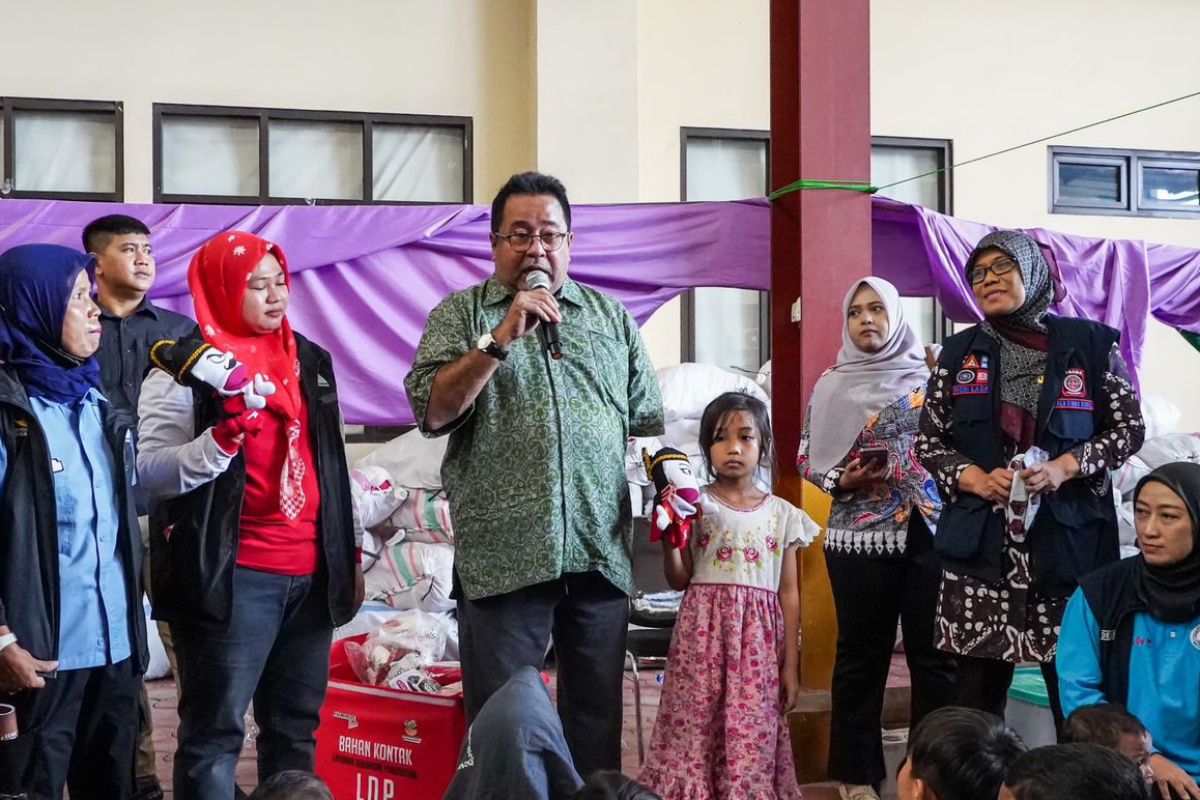 Rano Karno hibur anak-anak korban kebakaran di Kemayoran