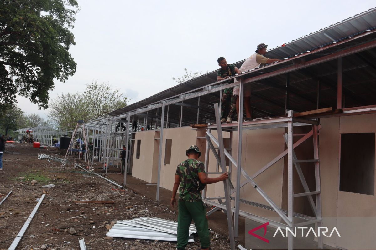 Penyintas erupsi Gunung Lewotobi Laki-laki mulai tempati huntara