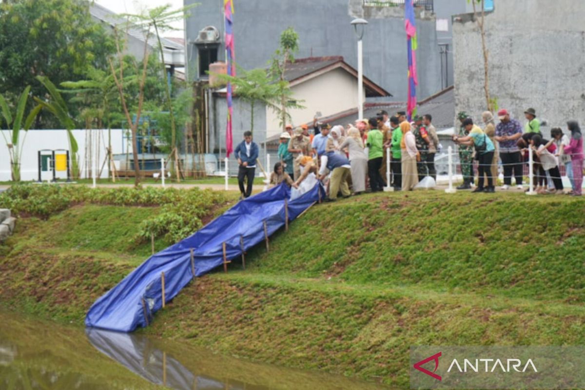 Pemkot Jaktim tebar ribuan benih ikan untuk pemenuhan makanan bergizi