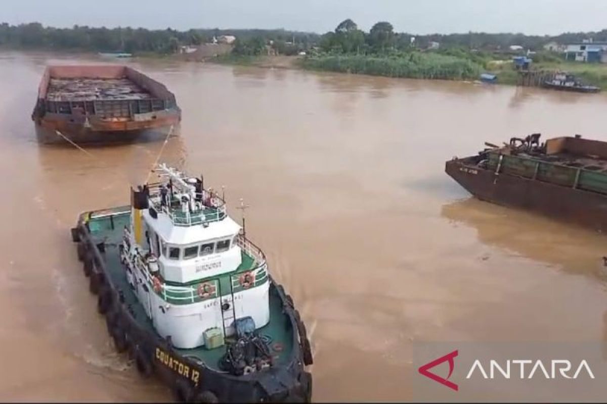 Kapal pengangkut batu bara tabrak Jembatan Tembesi