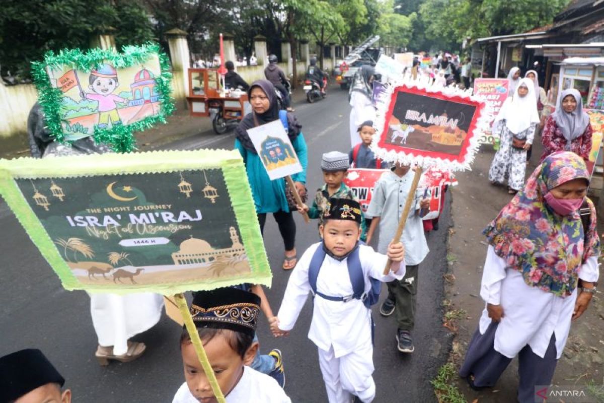 Pawai peringatan Isra Miraj di Kota Kediri