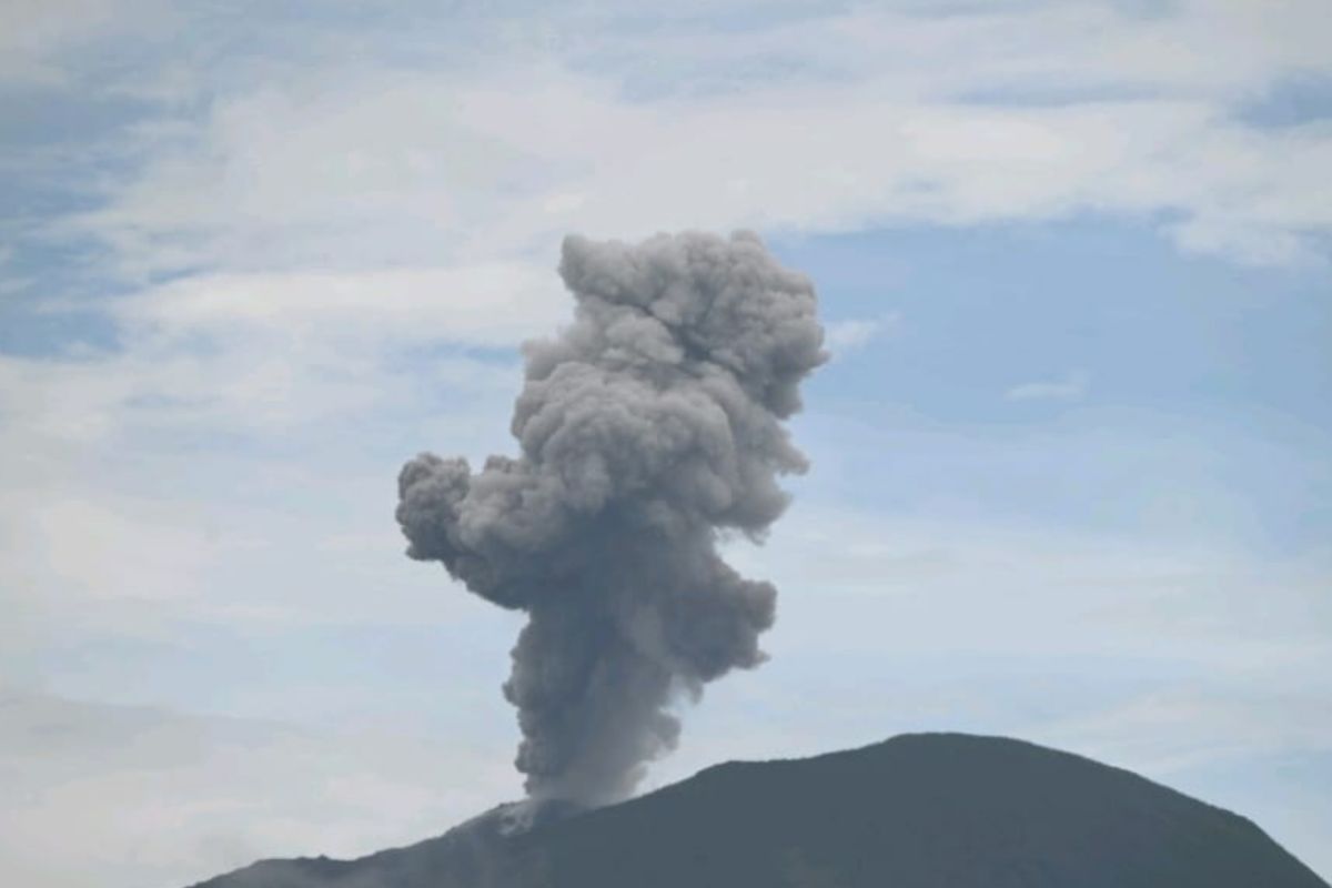 Gunung Ibu semburkan abu vulkanik setinggi 700 meter