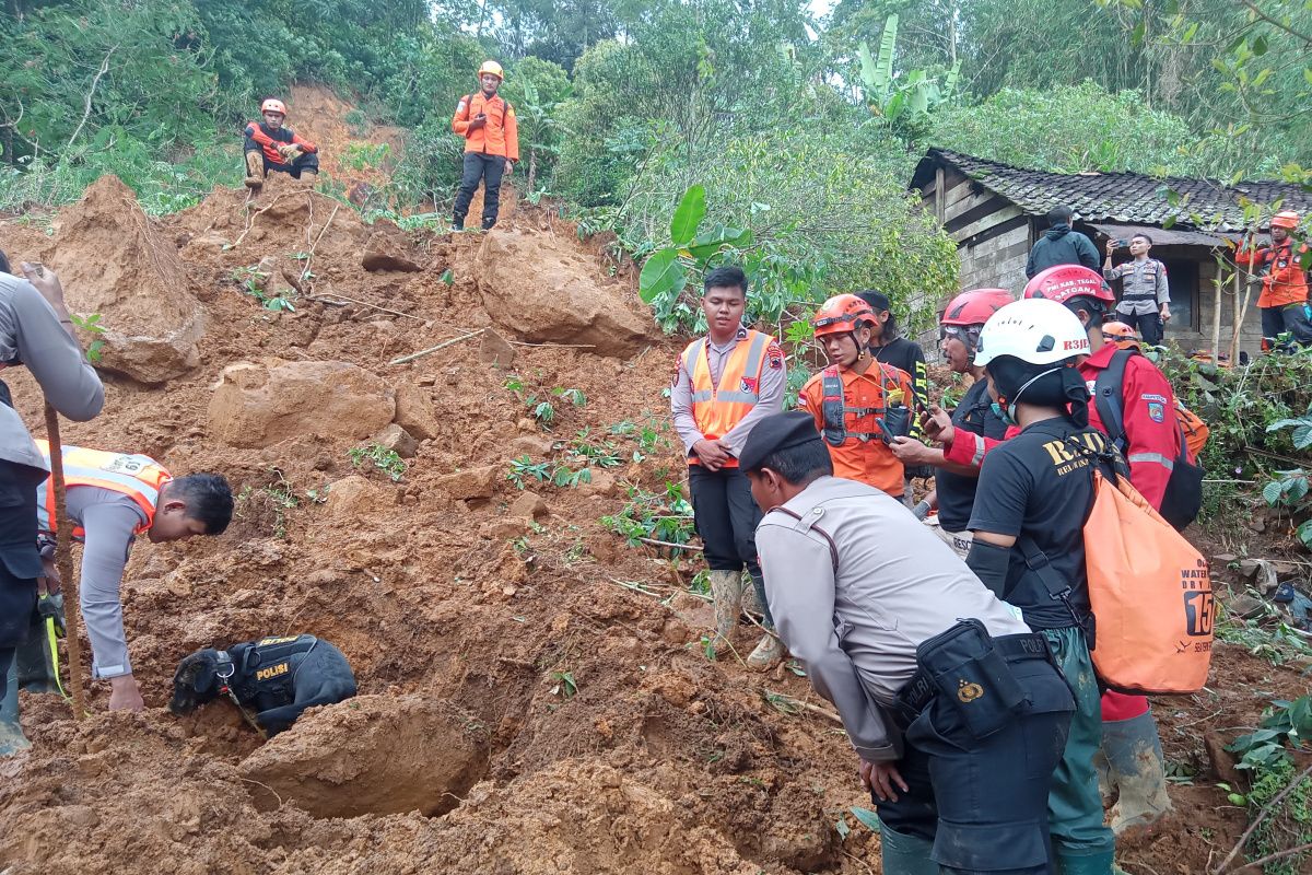 Brimob bergerak bantu evakuasi korban banjir dan longsor di Jateng