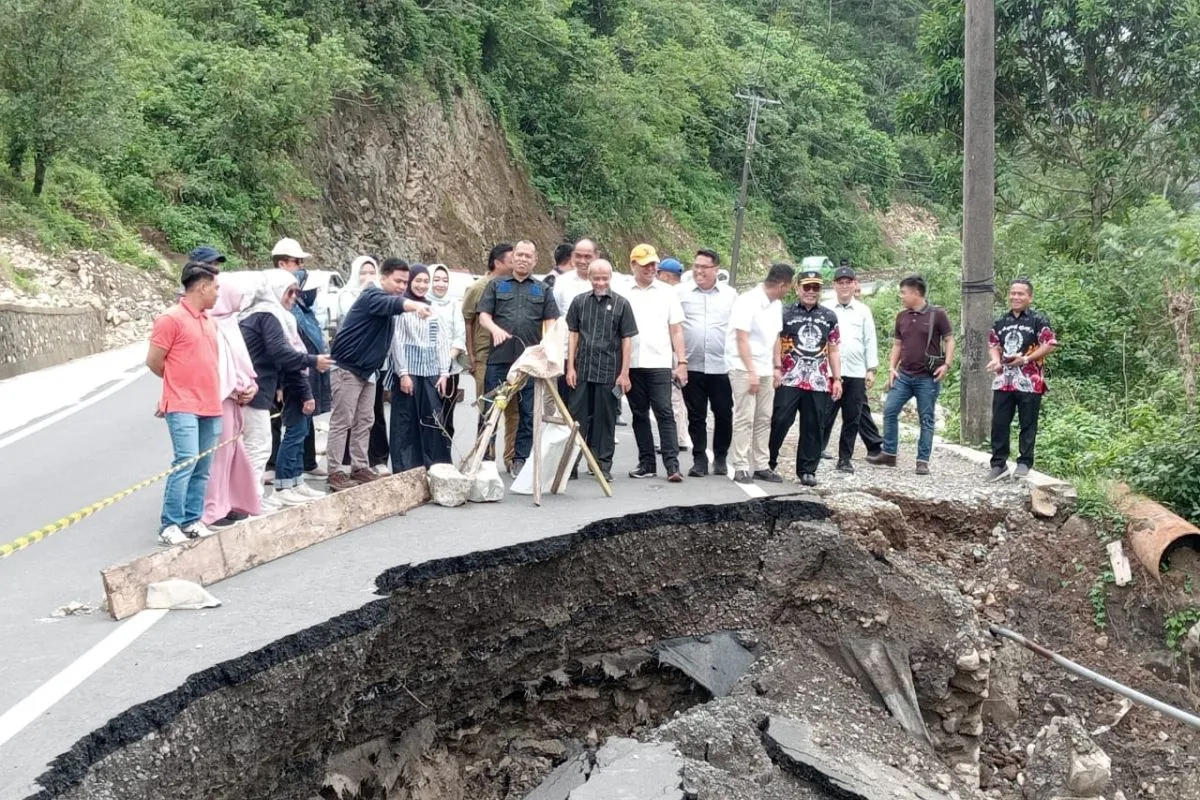 Komisi D DPRD Sulsel pantau kondisi jalan amblas di Barru
