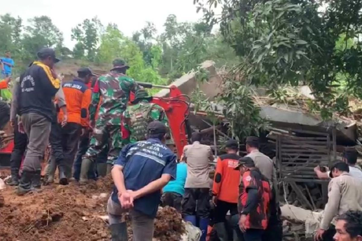 BPBD Jombang perluas titik pencarian korban tanah longsor