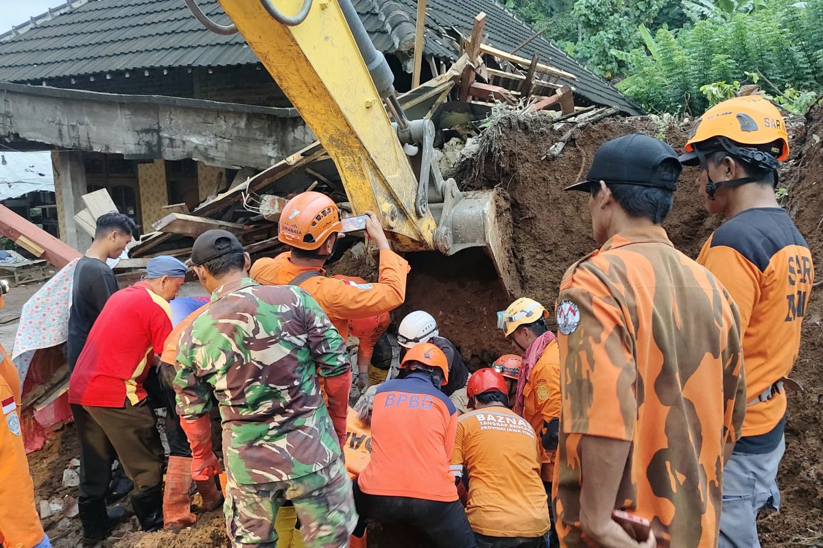 Tim SAR gabungan temukan korban kedua tragedi longsor Jombang