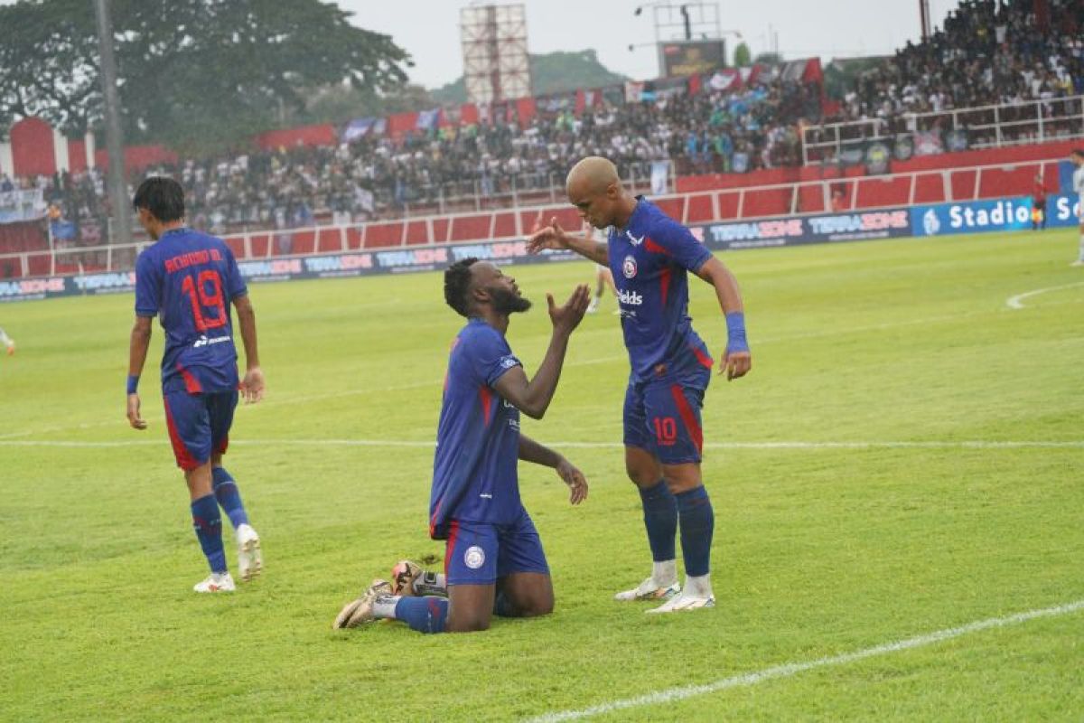 Dikalahkan Persib 1-3, pelatih Arema FC minta maaf ke suporter