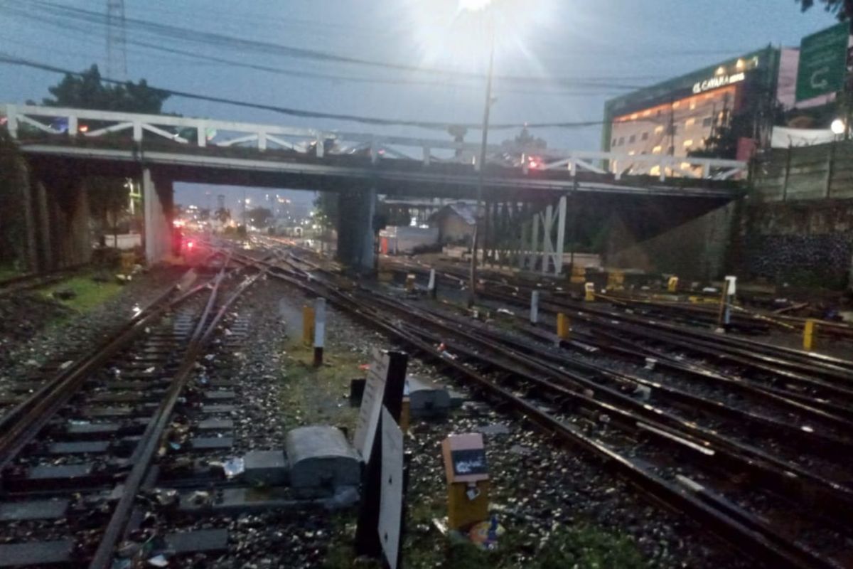 Jalur rel Stasiun Bandung sempat tergenang banjir dan ganggu feeder