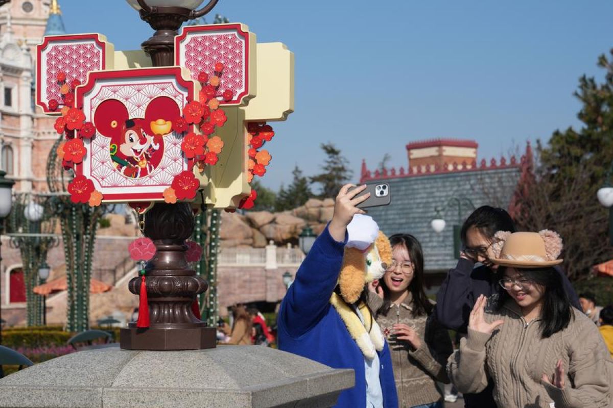 Shanghai Disney Resort semarakkan Imlek dengan beragam dekorasi