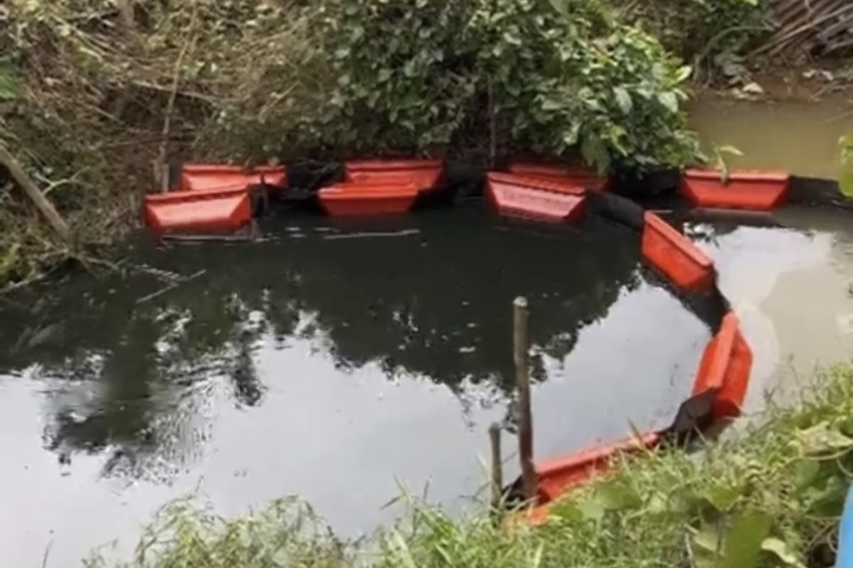 Tim gabungan bersihkan tumpahan minyak yang cemari sungai di Muba