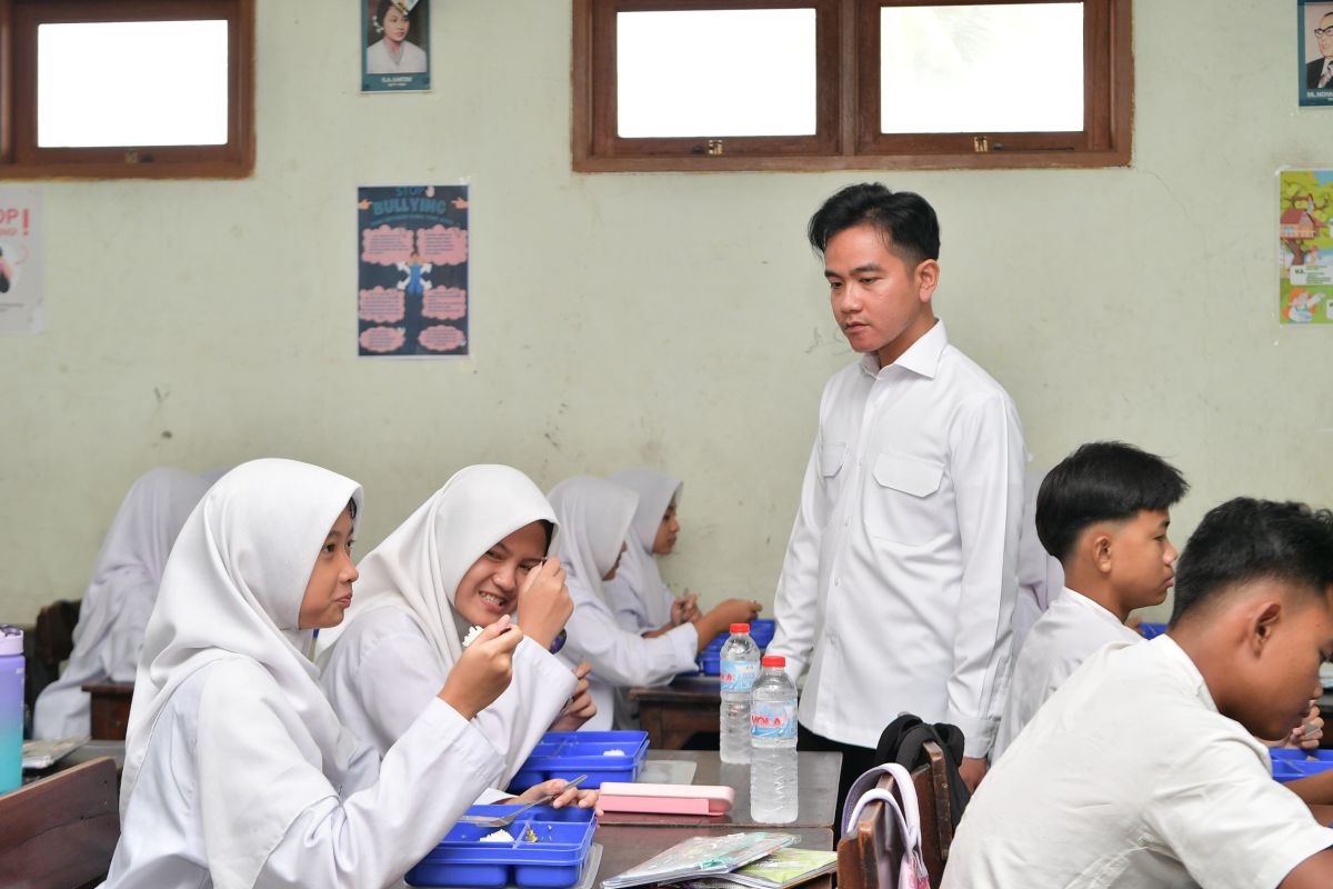 Wapres tinjau MBG di SMP, SMA, dan SMK 2 Ki Hajar Dewantoro Banten