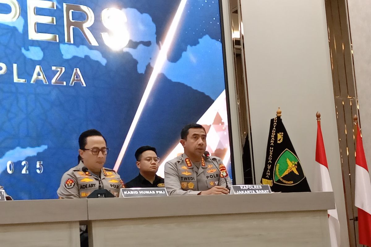 Polisi lakukan olah TKP kebakaran Glodok Plaza usai proses penyisiran