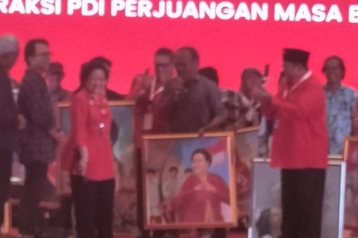 Megawati dapat lukisan dirinya sebagai srikandi sedang memanah