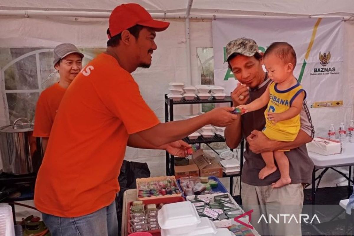 Baznas RI bagikan makanan dan air untuk korban kebakaran Kemayoran