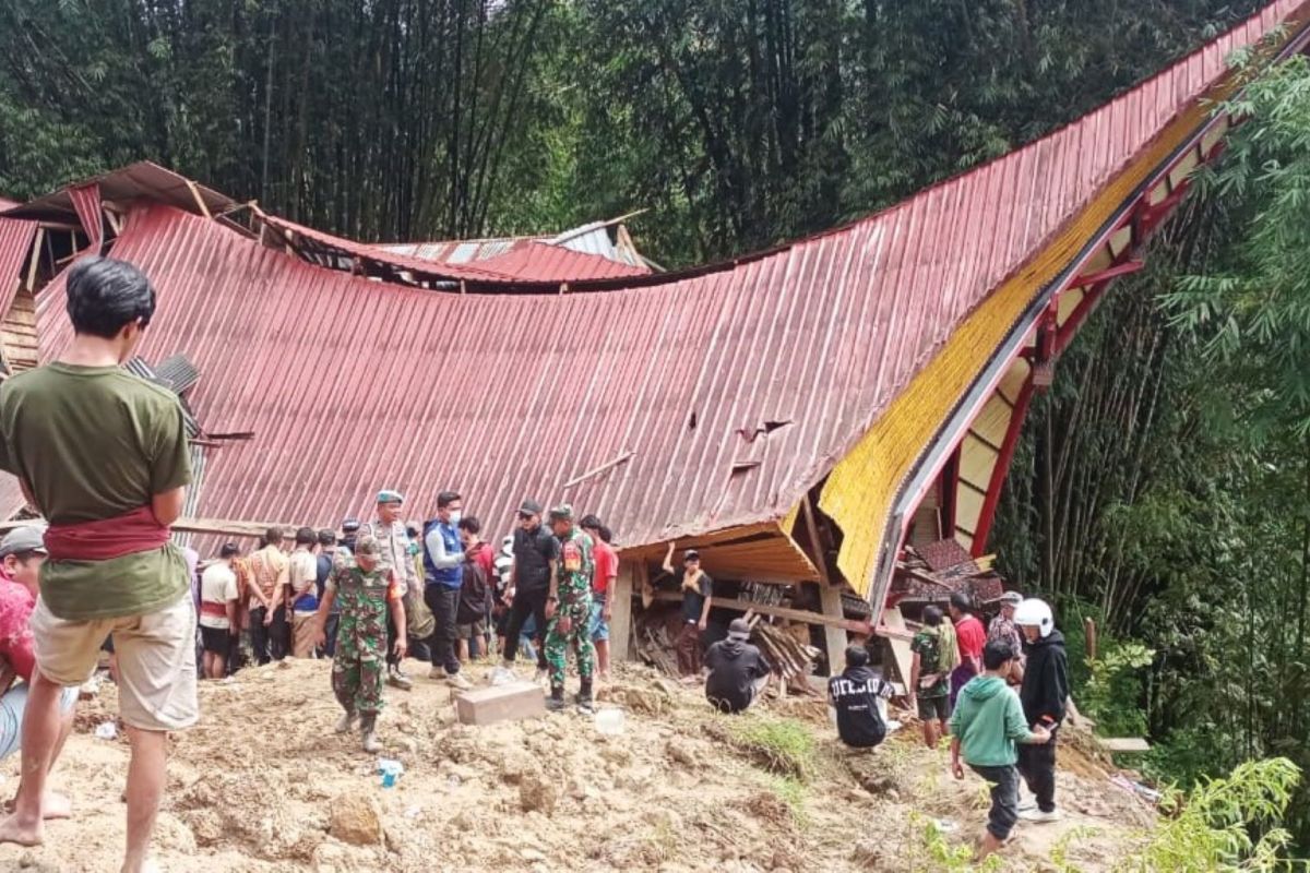 Suami istri tewas terdampak longsor di Toraja Utara