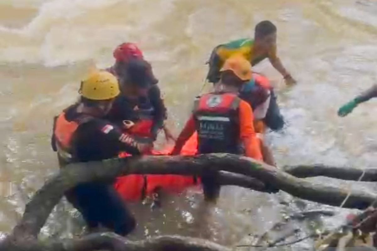 Tim SAR evakuasi tiga jasad mahasiswa Unhas di sungai Maros