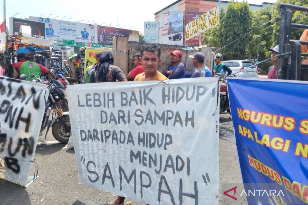 Warga Kudus unjuk rasa tuntut tempat buang sampah sikapi TPA tutup