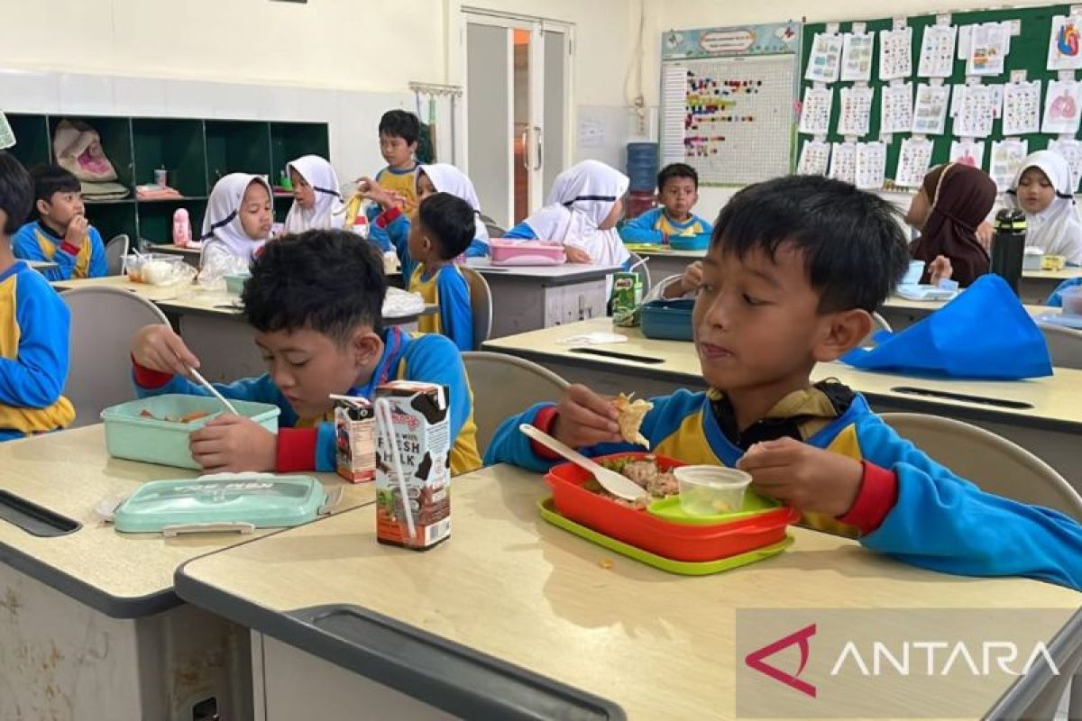 Siswa Sidoarjo peringati Hari Gizi Nasional lewat kebiasaan makan baik